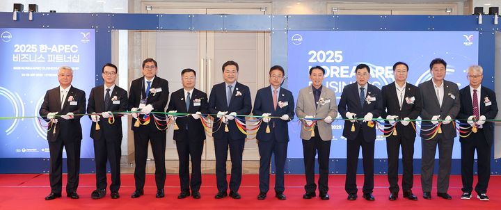 [서울=뉴시스] 산업통상자원부와 코트라(KOTRA)가 24~25일 경주에서 '한-APEC 비즈니스 파트너십'을 개최했다. 사진은 이날 행사에 참석한 비쎈떼 마르띤 쏘뗄로 몬떼네그로 리마 공원관리청장(왼쪽 셋째부터), 강경성 KOTRA 사장, 오충종 산업통상자원부 다자통상국 법무관, 이철우 경북도지사, 김석기 국회 외교통일위원회 위원장, 주낙영 경주시장 등의 기념촬영 모습. (사진=코트라 제공) 2025.09.24 photo@newsis.com *재판매 및 DB 금지