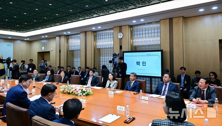 [서울=뉴시스]경남도의회 박인(맨 오른쪽) 부의장이 24일 국회에서 우원식 국회의장 주재로 열린 '국회-지방의회 라운드테이블'에 참석해 경남의 지역 현안 해소를 위한 법령 개정과 제도 개선을 촉구하고 있다.(사진=경남도의회 제공) 2025.09.24. photo@newsis.com