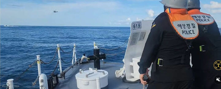 [동해=뉴시스] 23일 동해해경청이 강릉 사천항 동쪽 약 6km 해상에서 불법 밀입국 및 고속 도주 선박 대응을 위한 해·공 합동 차단훈련을 실시하고 있다.(사진=동해해경청 제공)photo@newsis.com *재판매 및 DB 금지