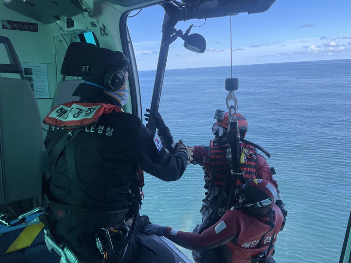 [동해=뉴시스] 23일 동해해경청이 강릉 사천항 동쪽 약 6km 해상에서 불법 밀입국 및 고속 도주 선박 대응을 위한 해·공 합동 차단훈련을 실시하고 있다.(사진=동해해경청 제공)photo@newsis.com *재판매 및 DB 금지