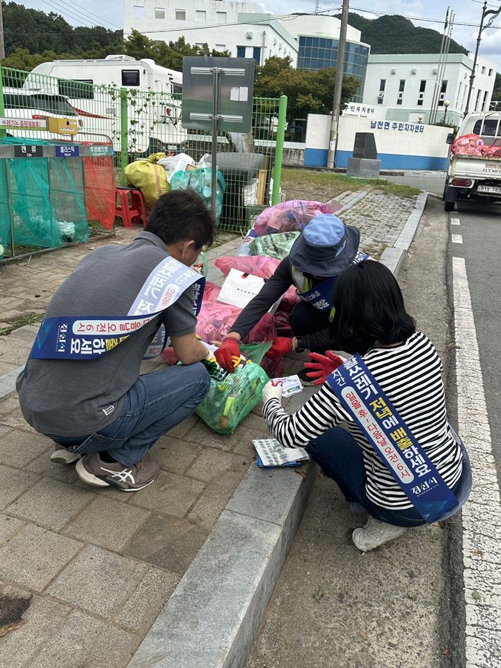 [경산=뉴시스] 경북 경산시는 생활쓰레기 불법투기 행위를 집중 단속해 적발되면 현장에서 과태료 10만원을 부과한다고 24일 밝혔다. (사진=경산시 제공) 2025.09.24. photo@newsis.com *재판매 및 DB 금지