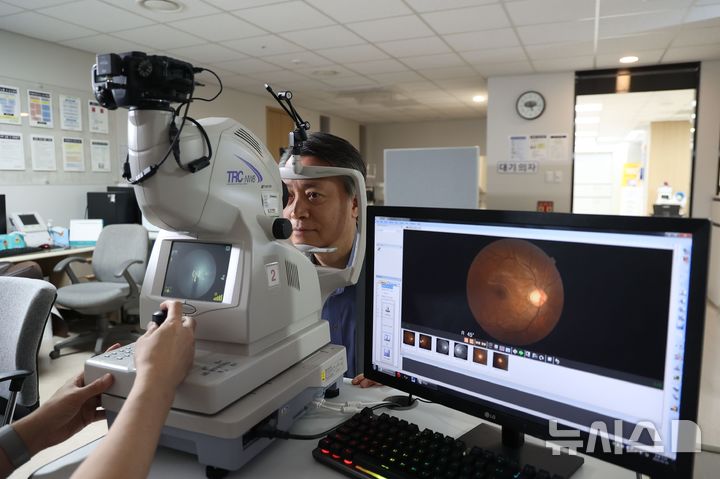 [서울=뉴시스] 망막질환 조기발견 및 관리를 위해서는 안저검사 등 정기검진을 통해 눈 상태를 점검하는 것이 중요하다. (사진= 김안과병원 제공)