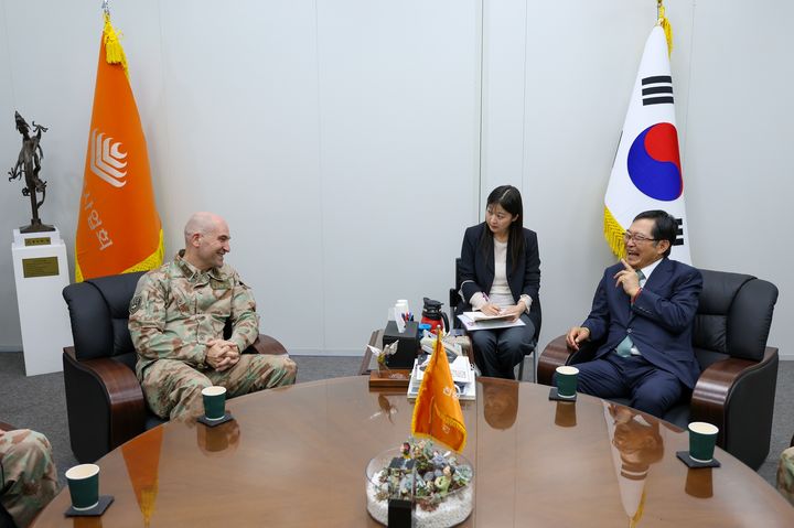 [서울=뉴시스] 백승주 전쟁기념사업회장과 토마스 쥐슬리 스위스군 총사령관이 환담을 나누고 있다. (사진=전쟁기념사업회 제공) 2025.09.24. photo@newsis.com *재판매 및 DB 금지