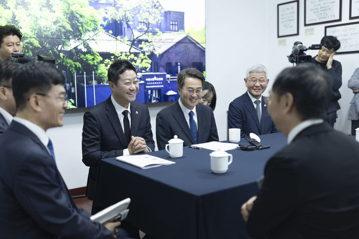 [수원=뉴시스] 김동연 경기도지사와 김진경 경기도의회 의장이 23일 중국 충칭 대한민국 임시정부에서 독립운동가 후손과 대화하고 있다. (사진=경기도 제공) 2025.09.24. photo@newsis.com *재판매 및 DB 금지