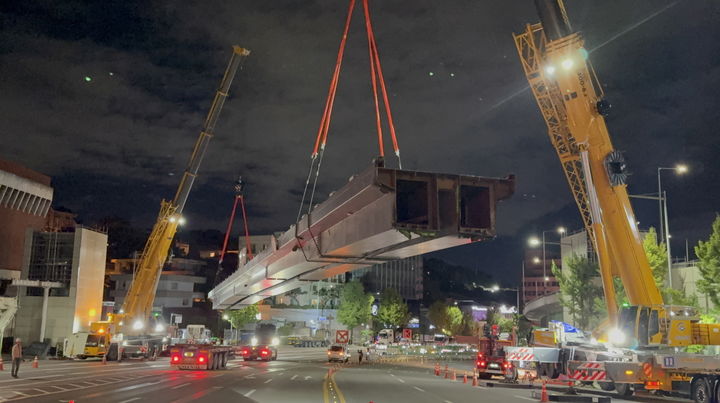 [서울=뉴시스] 한남동 북한남삼거리 보도육교 본선 철거. 2025.09.24. (사진=용산구 제공) *재판매 및 DB 금지