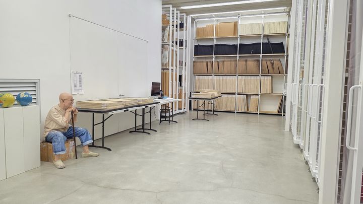 [사진=박현주 미술전문기자] 24일 박서보재단이 지하에 있는 작품 수장고를 언론에 공개했다. 3D로 만든 박서보 화백이 앉아 있어 깜짝 놀라게 한다.&nbsp; *재판매 및 DB 금지