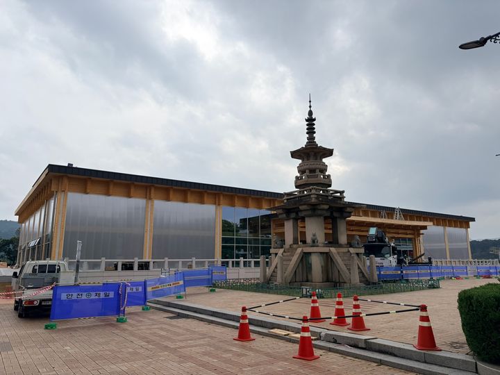 [경주=뉴시스]국립경주박물관 내 기존의 APEC 정상회의 만찬장 장소였던 중정 내 신축건축물.&nbsp; *재판매 및 DB 금지