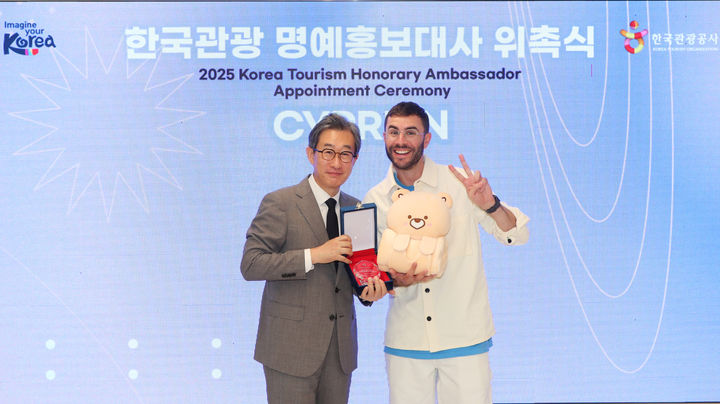 한국 관광 명예홍보대사 위촉식에서 포즈를 취한 관광공사 김남천 관광콘텐츠전략본부장 직무대리,와 크리에이터 시프리앵 *재판매 및 DB 금지