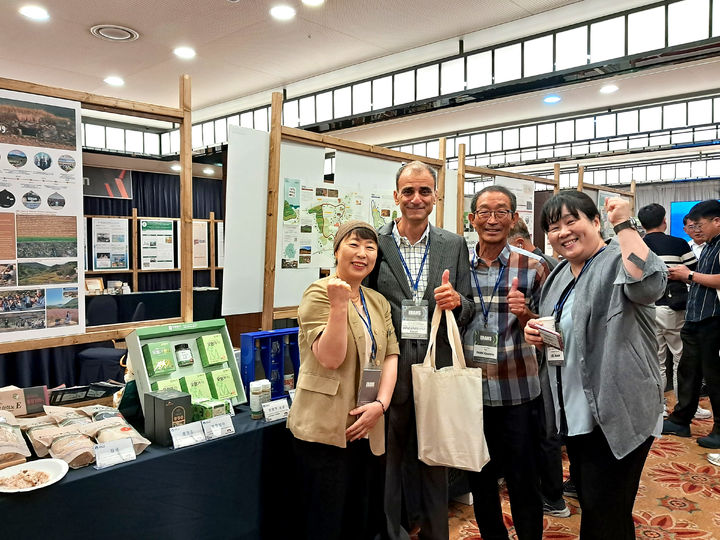 [광주=뉴시스] 전남 완도군은 24일 '제9회 동아시아 농어업유산협의회 국제컨퍼런스'에서 청산도 구들장논 농업과 지주식 김 양식업의 우수성을 소개했다고 밝혔다. (사진=완도군 제공). 2025.09.24. photo@newsis.com *재판매 및 DB 금지