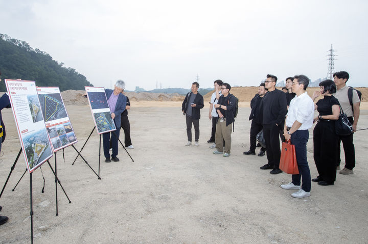 [울산=뉴시스] 울산시는 24일 시청 대회의실과 사업 대상지인 삼산매립장 일대에서 세계적 수준의 공연장 건립을 위한 국제 공모 현장설명회를 개최했다. (사진= 울산시 제공) 2025.09.24.photo@newsis.com *재판매 및 DB 금지