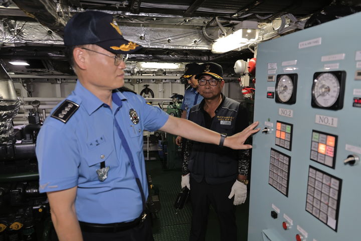 [부산=뉴시스] 24일 추석 연휴에 대비해 부산해양경찰서가 유람선 선착장 현장에 대한 안전관리를 진행하고 있다. (사진=부산해양경찰서 제공) 2025.09.24. photo@newsis.com *재판매 및 DB 금지