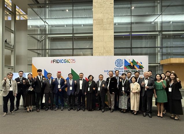 [서울=뉴시스] 한국엔지니어링협회는 지난 21일부터 23일까지 남아프리카공화국 케이프타운 국제컨벤션센터(CTICC)에서 열린 국제엔지니어링컨설팅연맹(FIDIC) 주최 '2025 FIDIC 글로벌 인프라 콘퍼런스'에 참석했다고 24일 밝혔다. (사진=엔지니어링협회 제공) 2025.09.25. photo@newsis.com *재판매 및 DB 금지