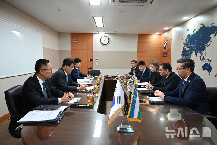 [서울=뉴시스]김정도 법무부 출입국정책단장이 24일 우즈베키스탄 외교부 차관과 면담을 실시했다. (사진=법무부 제공) 2025.09.24. photo@newsis.com 