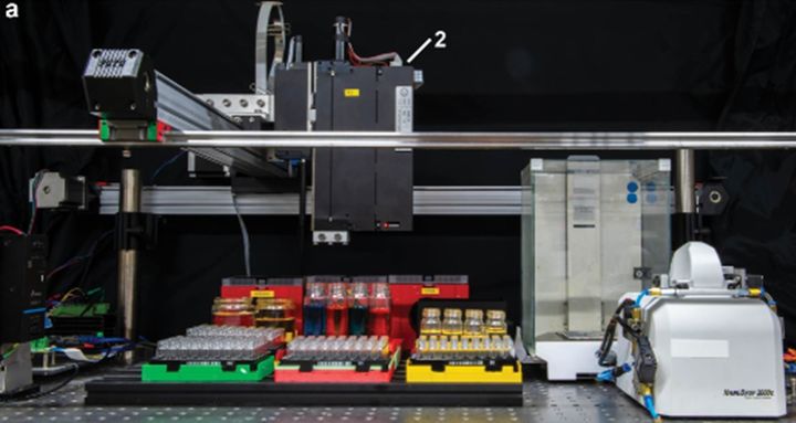 과학기술정보통신부는 기초과학연구원(IBS) AI 및 로봇 기반 합성 연구단 바르토슈 그쥐보브스키 단장 연구팀이 빠르고 정밀하게 화학 합성물을 실험·생성하는 AI·로봇 플랫폼을 개발했다고 25일 밝혔다. 사진은 자동화 반응 플랫폼의 모습. (사진=과기정통부 제공) *재판매 및 DB 금지