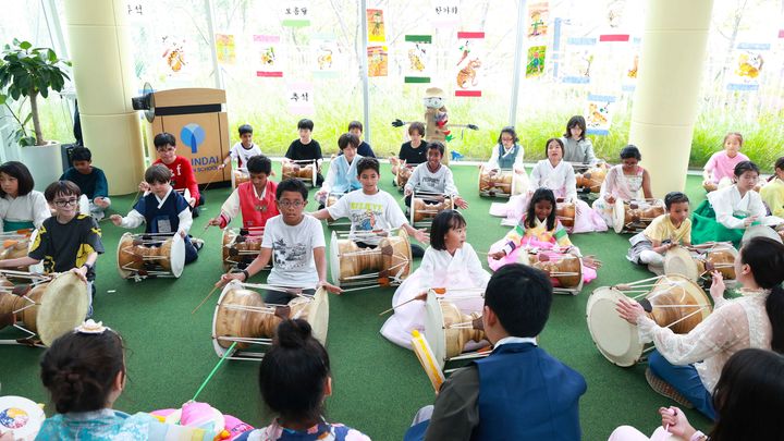 [울산=뉴시스] 울산 현대외국인학교가 24일 추석맞이 한국문화 체험행사를 개최한 가운데 학생들이 장구를 연주하고 있다. (사진=현대외국인학교 제공) 2025.09.24. photo@newsis.com *재판매 및 DB 금지
