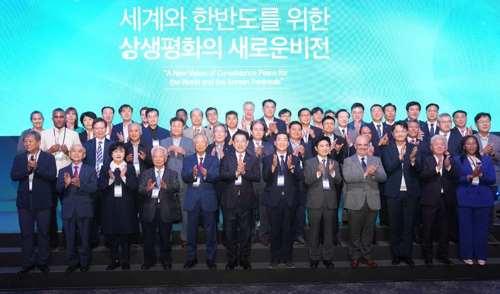 [영암=뉴시스] 24일 전남 영암 현대호텔에서 열린 2025 김대중 평화회의 개회식. (사진 제공 = 전남도). 2025.09.24. photo@newsis.com *재판매 및 DB 금지