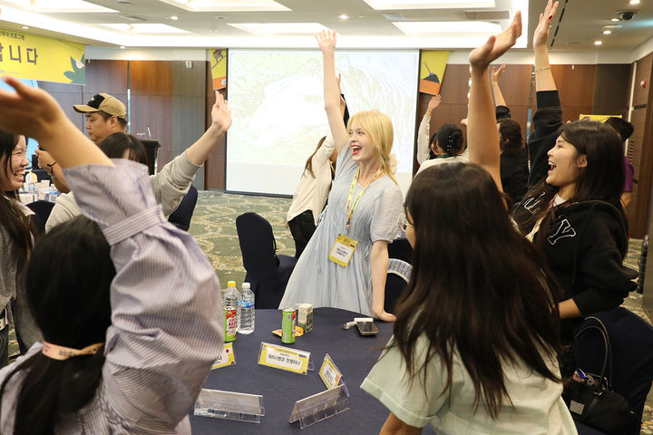 강원랜드가 24일 글로벌 청년 자원봉사자들과 함께 지역문화를 알리고 봉사문화를 확산하기 위한 ‘볼런투어(Volunteer+Tour) 캠프’를 하이원리조트 일대에서 개최하고 있다.(사진=강원랜드 제공) *재판매 및 DB 금지