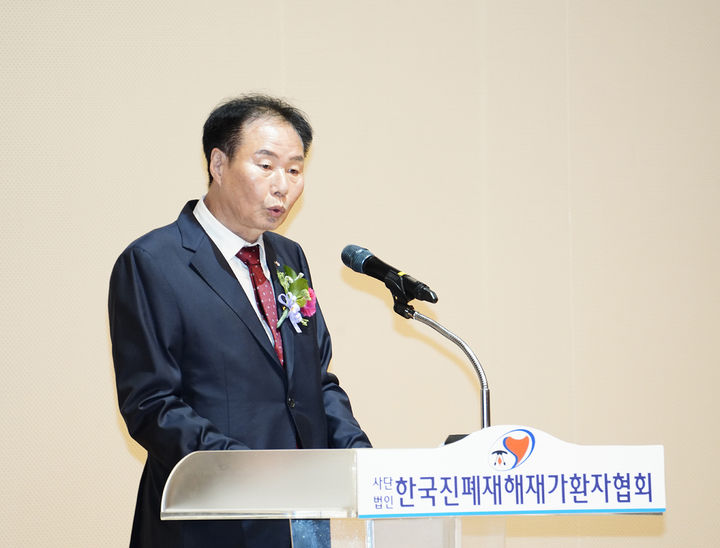 24일 태백문화예술회관 대강당에서 열린 한국진폐재해재가환자협회 제20차 정기총회에서 황상덕 회장이 회원들의 권익신장을 위한 대회사를 하고 있다.(사진=전재훈 작가 제공) *재판매 및 DB 금지
