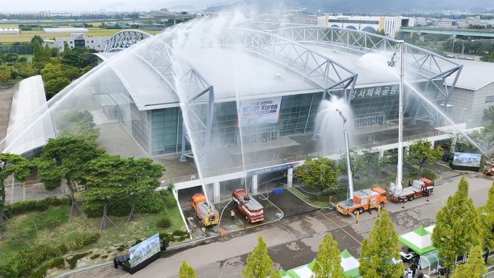 [부산=뉴시스] 부산시는 24일 강서체육공원에서 행정안전부 및 25개 관계기관과 함께 '2025년 레디 코리아(READY Korea) 3차 훈련'을 실시했다. (사진=부산시 제공) 2025.09.24. photo@newsis.com *재판매 및 DB 금지