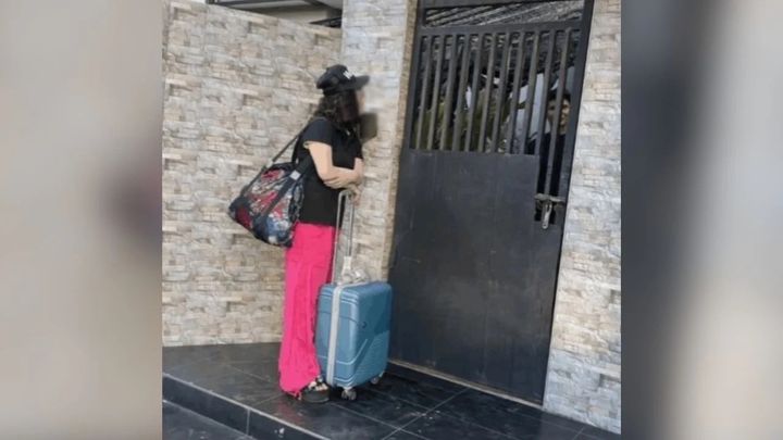 [뉴시스] 태국의 한 60대 여성이 과거 인플루언서로 활동했던 40대 남성의 집 앞에 나타나 스토킹 행위를 하는 모습. (사진=페이스북) 2025.9.24 *재판매 및 DB 금지