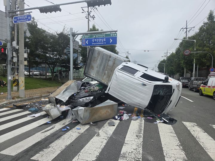 [대구=뉴시스] 24일 오전 11시51분께 달성군 구지면 내리 달성2차일반산업단지 인근의 한 교차로에서 3중 추돌사고가 발생했다. (사진=대구소방안전본부 제공) 2025.09.24. photo@newsis.com *재판매 및 DB 금지