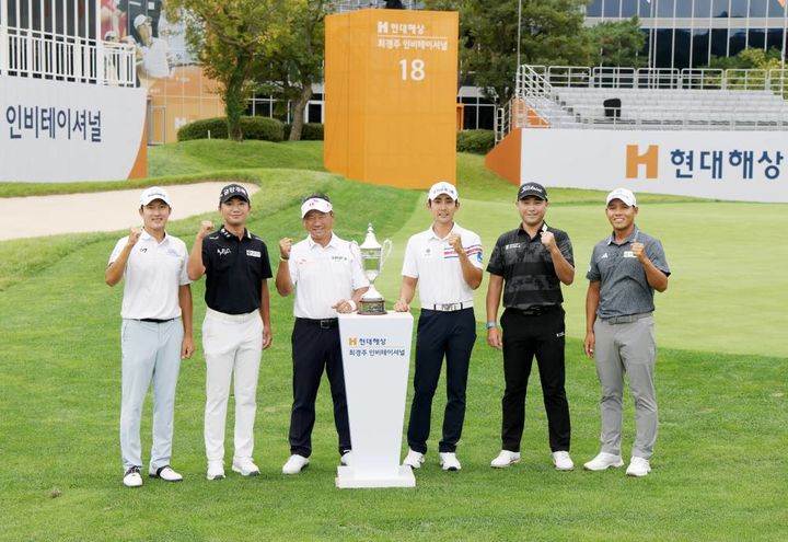 [서울=뉴시스] 김백준(왼쪽부터), 옥태훈, 최경주, 이수민, 이태훈, 문도엽이 24일 경기 여주에 있는 페럼클럽에서 열린 한국프로골프(KPGA) 투어 현대해상 최경주 인비테이셔널 포토콜에 참석해 포즈를 취하고 있다. (사진=KPGA 제공) 2025.09.24. *재판매 및 DB 금지