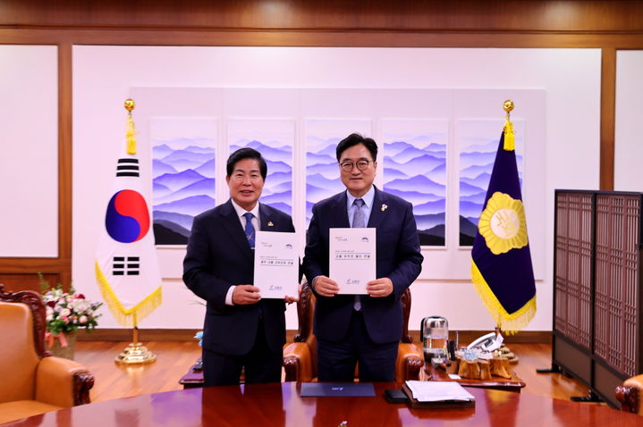 [고흥=뉴시스] 공영민 고흥군수가 우원식 국회의장을 만나 지역 현안 사업을 건의한 뒤 기념촬영 하고 있다.&nbsp; (사진=고흥군 제공) 2025.09.24. photo@newsis.com *재판매 및 DB 금지