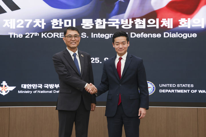 [서울=뉴시스] 국방부는 미 국방부와 23일부터 24일까지 서울에서 제27차 한미 통합국방협의체(KIDD) 회의를 개최했다. 왼쪽 윤봉희 국방정책실장 대리와 오른쪽 존 노 미 국방부 존 노 동아시아부차관보. (사진=국방부 제공) 2025.09.24. photo@newsis.com *재판매 및 DB 금지