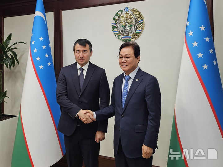 [우즈베키스탄 타슈켄트=뉴시스]박완수(오른쪽) 경남도지사가 24일(현지시각) 우즈베키스탄 타슈켄트에서 잠시드 압두하키모비치 호자예브(Jamshid Abduxakimovich Khodjaev) 경제부총리와 면담에 앞서 악수하고 있다.(사진=경남도 제공) 2025.09.24. photo@newsis.com