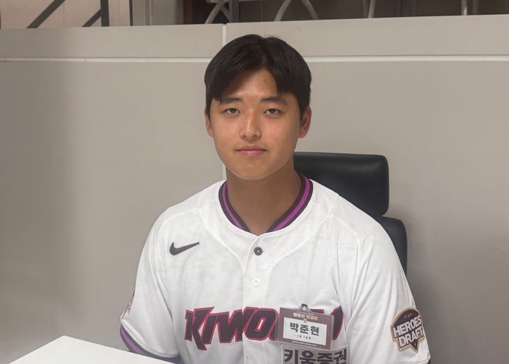 [서울=뉴시스] 신유림 기자=프로야구 키움 히어로즈의 신인 투수 박준현이 24일 고척스카이돔에서 신인 선수 입단 계약을 마친 뒤 기자실에서 취재진을 만나고 있다. 2025.09.24. spicy@newsis.com *재판매 및 DB 금지