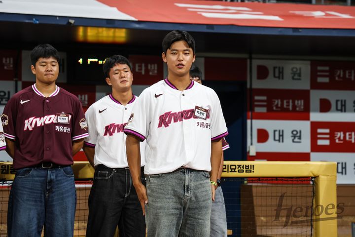 [서울=뉴시스]프로야구 키움 히어로즈의 신인 투수 박준현이 24일 고척스카이돔에서 열린 신인 환영식에 참여해 선수단에 인사하고 있다. (사진=키움 히어로즈 제공) 2025.09.24. photo@newsis.com *재판매 및 DB 금지