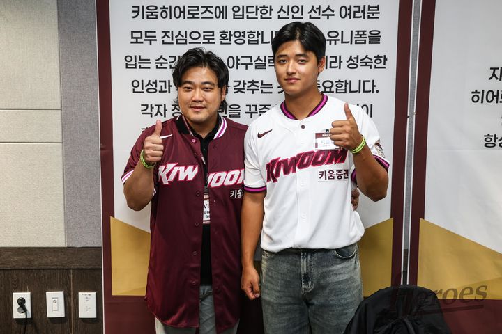 [서울=뉴시스]프로야구 키움 히어로즈의 신인 투수 박준현이 24일 고척스카이돔에서 열린 신인 환영식에 참여해 아버지 박석민 전 두산 베어스 코치와 사진을 찍고 있다. (사진=키움 히어로즈 제공) 2025.09.24. photo@newsis.com *재판매 및 DB 금지