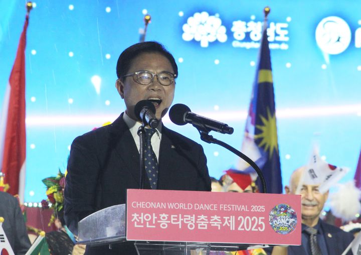 [천안=뉴시스] 최영민 기자=김석필 천안시장 권한대행이 24일 천안종합운동장에서 열린 천안흥타령춤축제2025 개막식에서 개막선언을 하고 있다. 2025.09.24 ymchoi@newsis.com *재판매 및 DB 금지
