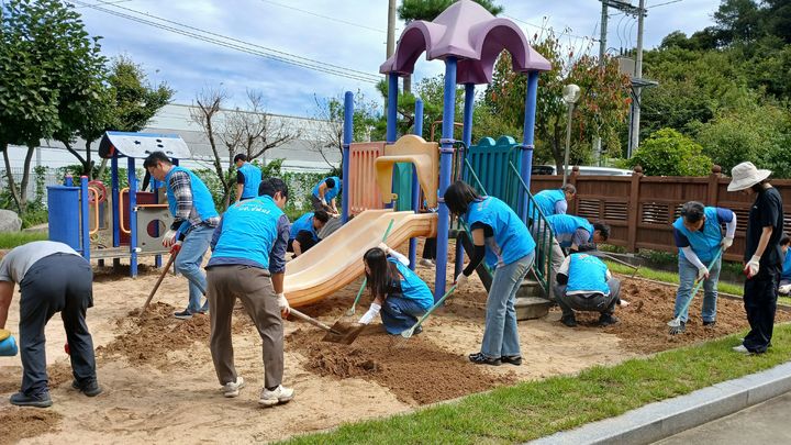 [창원=뉴시스]한국농어촌공사 창원지사,사회복지법인 범숙 방문.(사진=농어촌공사 창원지사 제공) 2025.09.24.photo@newsis.com *재판매 및 DB 금지