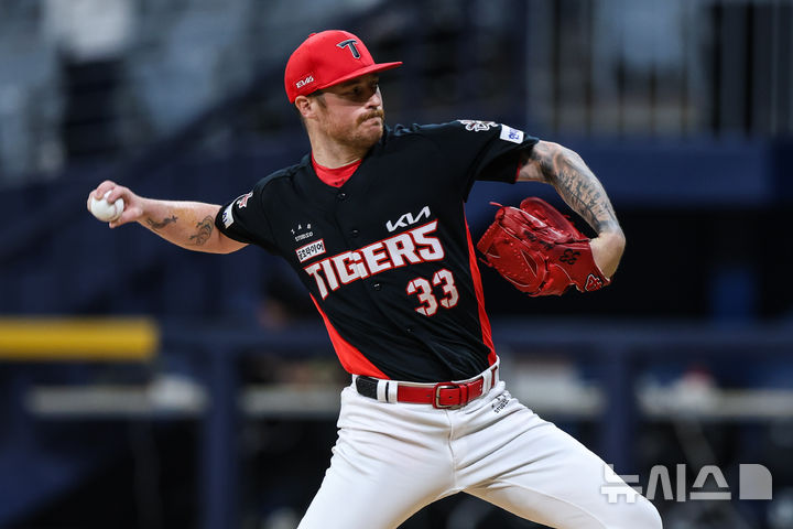 [서울=뉴시스]프로야구 KIA 타이거즈의 외국인 투수 아담 올러가 24일 고척 스카이돔에서 펼쳐진 2025 신한 쏠뱅크 KBO리그 키움 히어로즈와의 경기에 선발 등판해 역투하고 있다. (사진=KIA 타이거즈 제공) 2025.09.24. photo@newsis.com