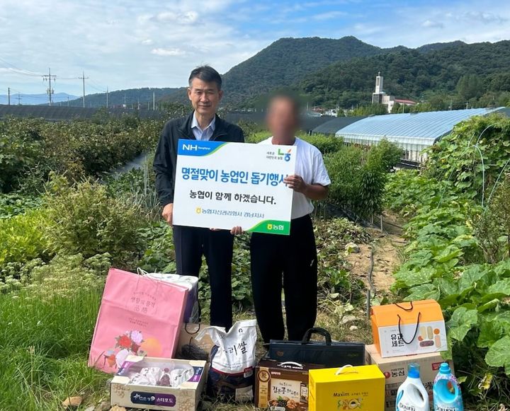 [창원=뉴시스]농협자산관리회사 경남지사, 추석 명절맞이 농업인돕기 행사.(사진=경남농협 제공) 2025.09.24.photo@newsis.com *재판매 및 DB 금지