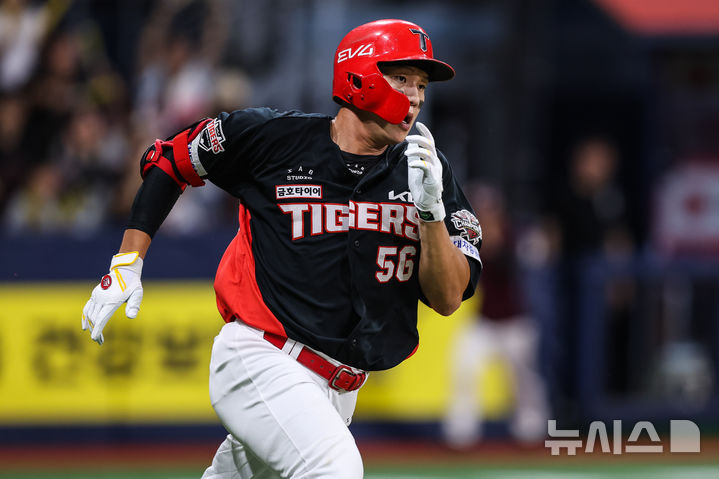 [서울=뉴시스]프로야구 KIA 타이거즈의 내야수 오선우가 24일 고척 스카이돔에서 펼쳐진 2025 신한 쏠뱅크 KBO리그 키움 히어로즈와의 맞대결에 5번 타자 1루수로 선발 출전해 4회 안타를 친 뒤 베이스를 향해 달리고 있다. (사진=KIA 타이거즈 제공) 2025.09.24. photo@newsis.com