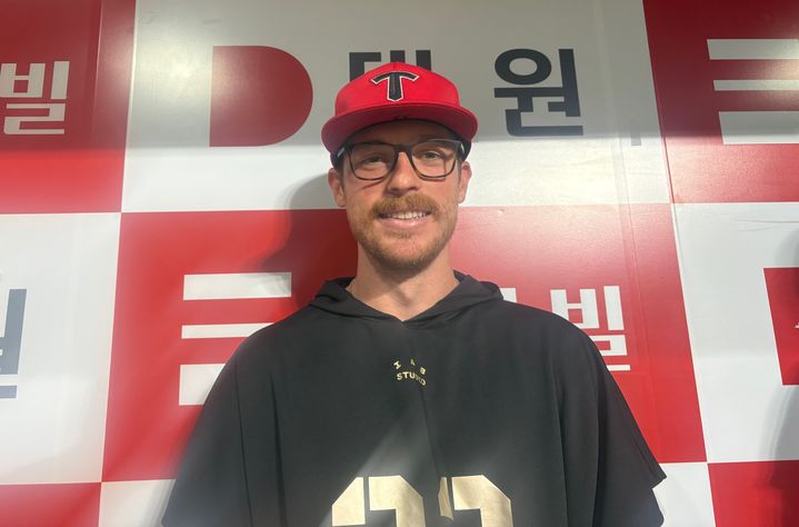 [서울=뉴시스] 신유림 기자=프로야구 KIA 타이거즈의 외국인 투수 아담 올러가 24일 고척스카이돔에서 펼쳐진 2025 신한 쏠뱅크 KBO리그 키움 히어로즈와의 경기에 선발 등판해 6이닝 무실점 완벽투를 펼친 뒤 더그아웃에서 수훈 인터뷰를 마치고 카메라를 향해 웃고 있다. 2025.09.24. spicy@newsis.com&nbsp; *재판매 및 DB 금지