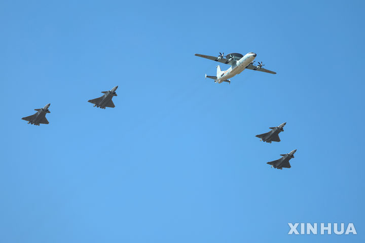 [창춘=신화/뉴시스] 지난해 9월 23일 중국 지린성 북동부 창춘에서 열린 창춘에어쇼에서 KJ-500 조기경보기와 J-20 전투기가 비행하고 있다. 2026.03.08