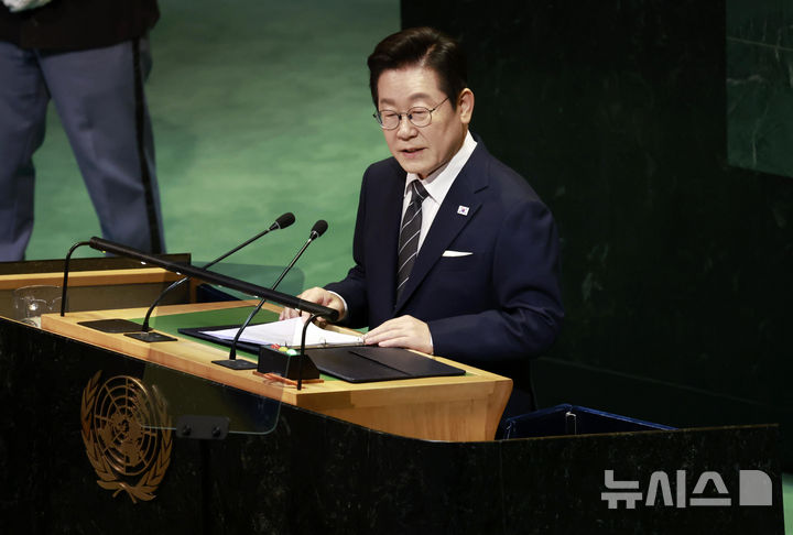 [뉴욕=뉴시스] 최동준 기자 = 이재명 대통령이 23일(현지 시간) 미국 뉴욕 유엔 본부에서 열린 제80차 유엔 총회에서 기조연설을 하고 있다. 2025.09.24. photocdj@newsis.com