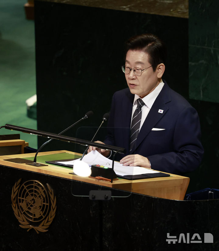 [뉴욕=뉴시스] 최동준 기자 = 이재명 대통령이 23일(현지 시간) 미국 뉴욕 유엔 본부에서 열린 제80차 유엔 총회에서 기조연설을 하고 있다. 2025.09.24. photocdj@newsis.com