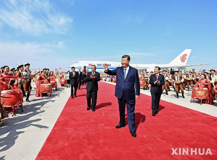 [우루무치=신화/뉴시스] 시진핑 중국 국가 주석이 23일(현지 시간) 중국 신장웨이우얼 자치구 우루무치에 도착해 환영 인파를 향해 손을 흔들고 있다. 시 주석은 신장웨이우얼 자치구 설립 70주년 행사 참석을 위해 우루무치를 방문했다. 2025.09.24.