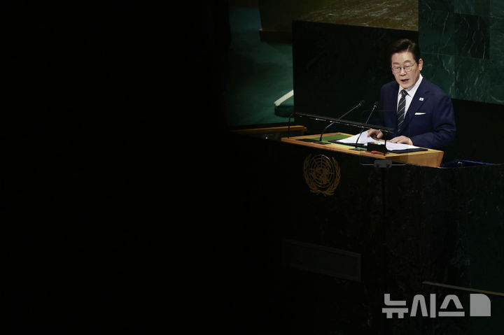 [뉴욕=뉴시스] 최동준 기자 = 이재명 대통령이 23일(현지 시간) 미국 뉴욕 유엔 본부에서 열린 제80차 유엔 총회에서 기조연설을 하고 있다. 2025.09.24. photocdj@newsis.com