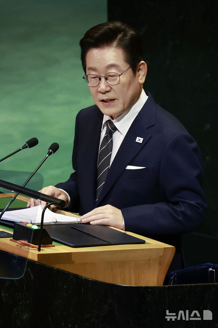 [뉴욕=뉴시스] 최동준 기자 = 이재명 대통령이 23일(현지 시간) 미국 뉴욕 유엔 본부에서 열린 제80차 유엔 총회에서 기조연설을 하고 있다. 2025.09.24. photocdj@newsis.com