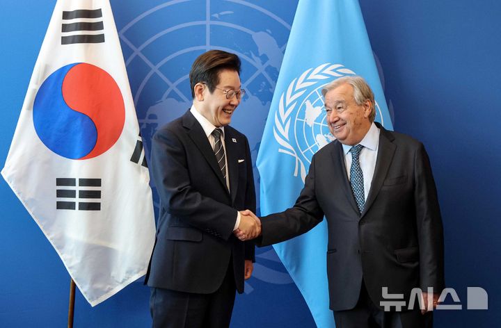 [뉴욕=뉴시스] 최동준 기자 = 이재명 대통령이 23일(현지 시간) 미국 뉴욕 유엔 본부에서 안토니우 구테흐스 유엔 사무총장과 악수하고 있다. 2025.09.24. photocdj@newsis.com