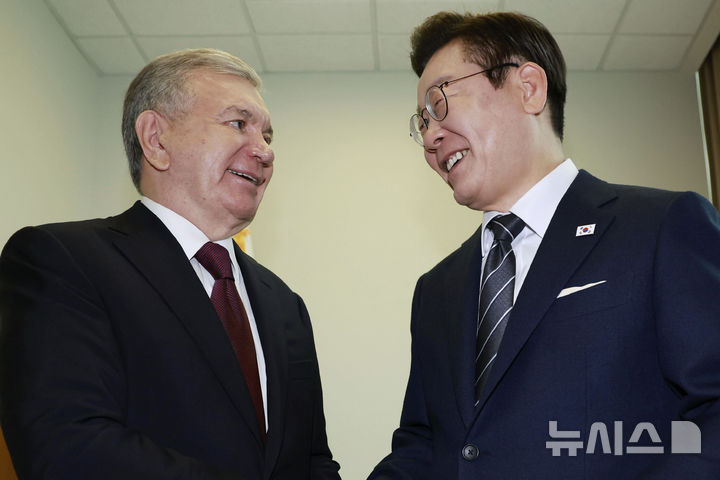 [뉴욕=뉴시스] 최동준 기자 = 이재명 대통령과 샤브카트 미르지요예프 우즈베키스탄 대통령이 23일(현지 시간) 미국 뉴욕 유엔 본부에서 정상회담에 앞서 악수하고 있다. 2025.09.24. photocdj@newsis.com