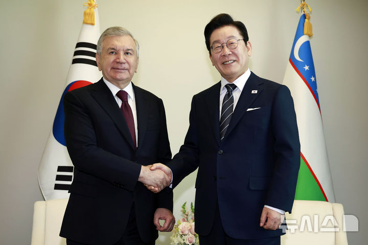 [뉴욕=뉴시스] 최동준 기자 = 이재명 대통령과 샤브카트 미르지요예프 우즈베키스탄 대통령이 23일(현지 시간) 미국 뉴욕 유엔 본부에서 정상회담에 앞서 기념촬영을 하고 있다. 2025.09.24. photocdj@newsis.com
