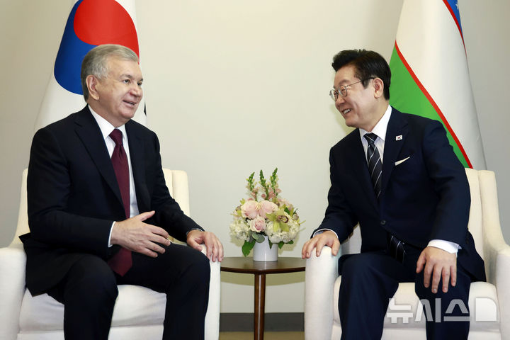 [뉴욕=뉴시스] 최동준 기자 = 이재명 대통령과 샤브카트 미르지요예프 우즈베키스탄 대통령이 23일(현지 시간) 미국 뉴욕 유엔 본부에서 정상회담을 하고 있다. 2025.09.24. photocdj@newsis.com