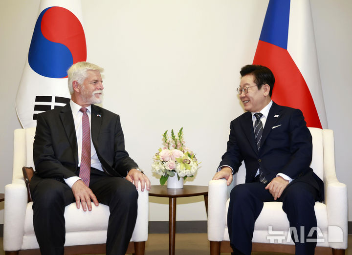 [뉴욕=뉴시스] 최동준 기자 = 이재명 대통령과 페트르 파벨 체코 대통령이 23일(현지 시간) 미국 뉴욕 유엔 본부에서 정상회담을 하고 있다. 2025.09.24. photocdj@newsis.com