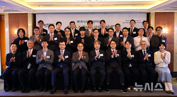 [서울=뉴시스] 최진석 기자 = 염영남 뉴시스 대표이사가 24일 서울 중구 롯데호텔서울에서 '원화 스테이블 코인의 미래'를 주제로 열린 제1회 뉴시스 가상자산 포럼에서 이세훈 금융감독원 수석부원장, 민병덕 더불어민주당 의원을 비롯한 참석자들과 기념촬영을 하고 있다. 2025.09.24. myjs@newsis.com